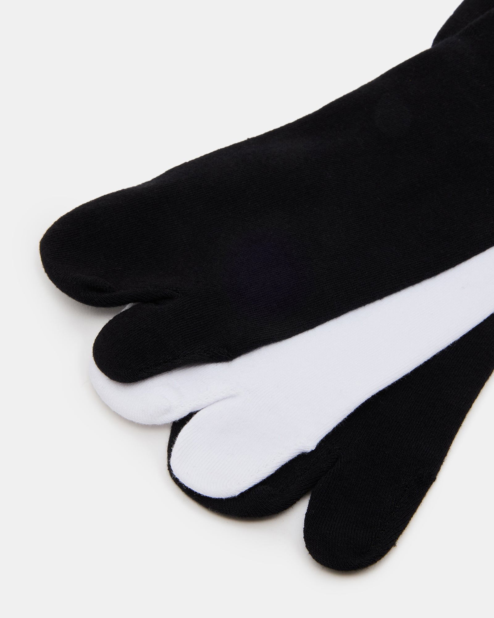 SPLIT TOE CREW SOCKS BLACK/WHITE - view 2