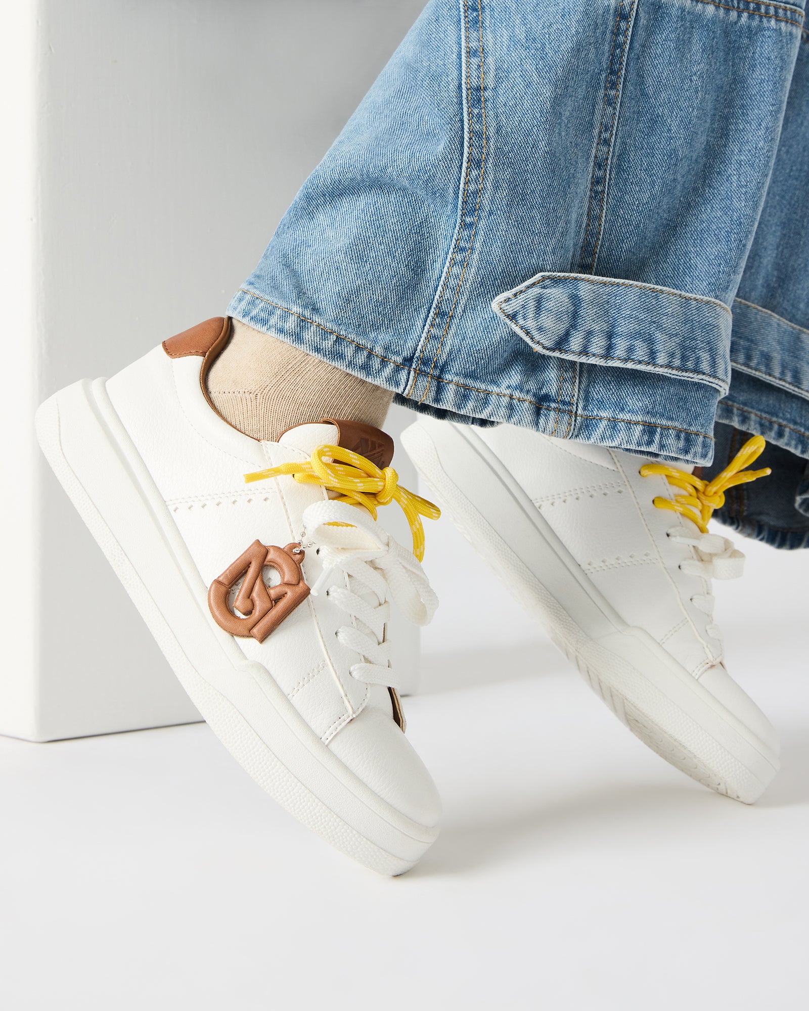 MARVIN White/Tan Low-Top Lace-Up Women's Sneaker – Steve Madden MARVIN White/Tan Low-Top Lace-Up Women's Sneaker – Steve Madden